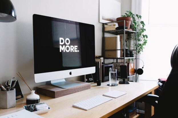 Desktop with "do more" written on the monitor - Sboost.ma- E-learning, formations et emplois.